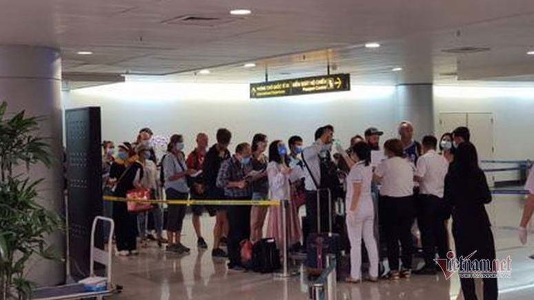 Tìm 5 người nhập cảnh bay cùng hành khách Nhật dương tính Covid-19