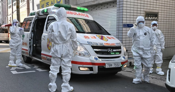 Bác sĩ Hàn Quốc xin chi viện áo phẫu thuật