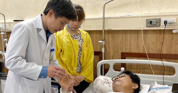 Giám đốc người Hàn Quốc bị máy cuốn gãy xương