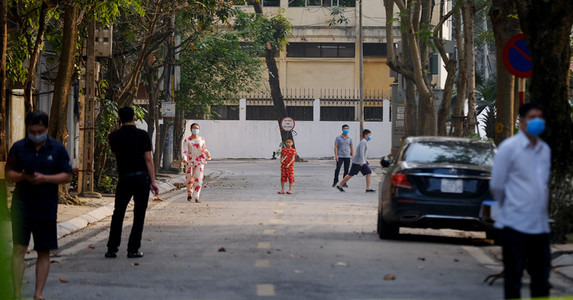 Cuộc sống trong con phố cách ly của người Hà Nội