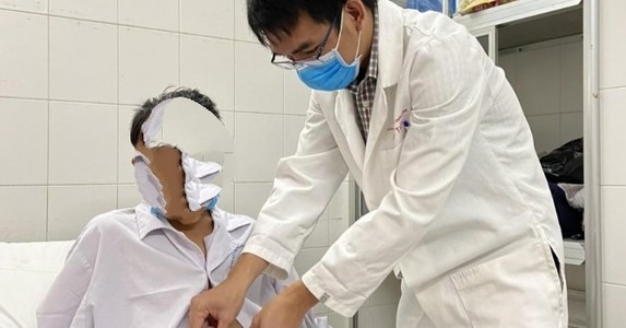 Thiếu niên bị dập nát bàn tay vì chơi pháo tự chế