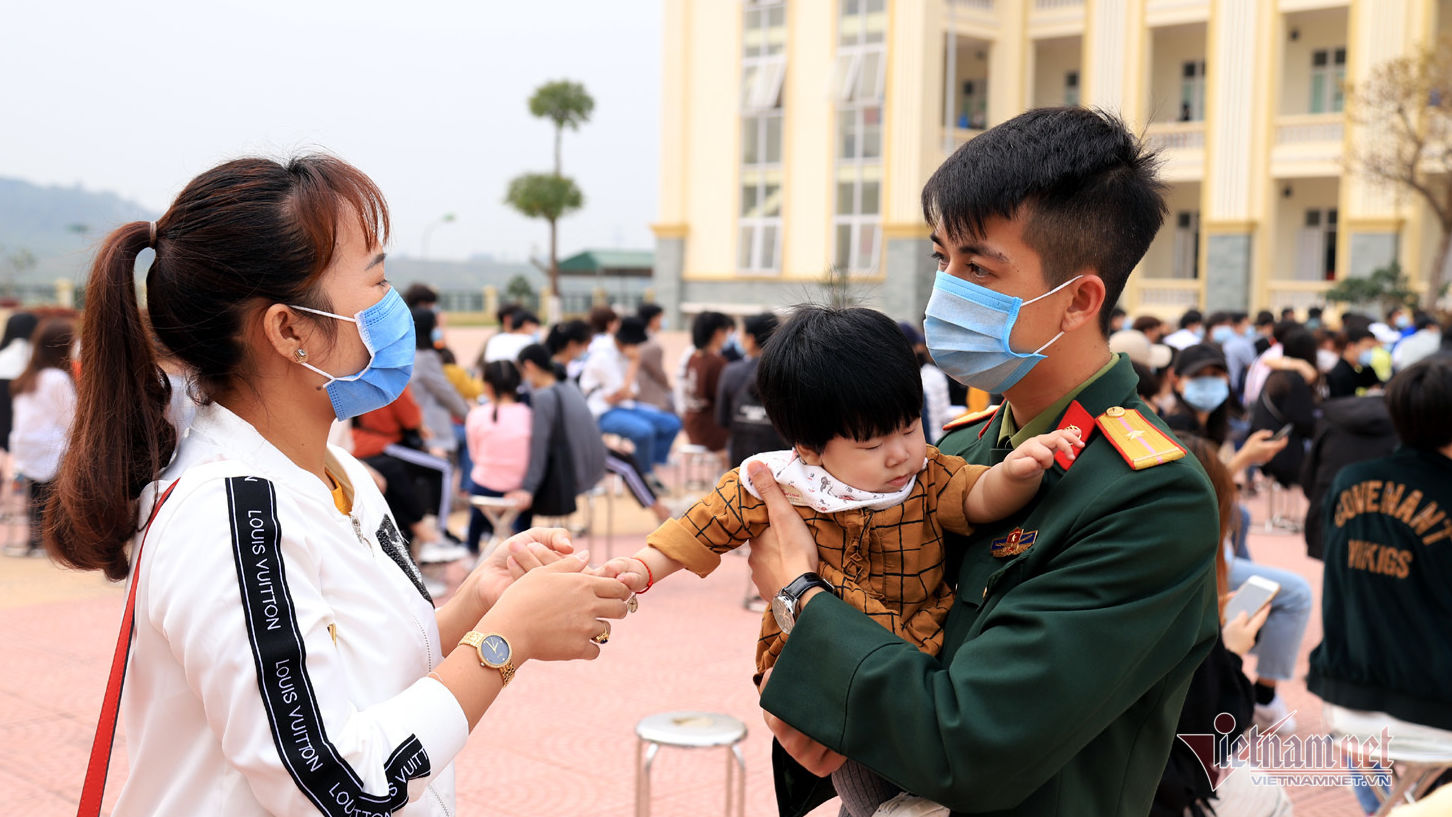 Quyến luyến chia tay khu cách ly 'cơm ngon, thoải mái nhớ mãi không quên'