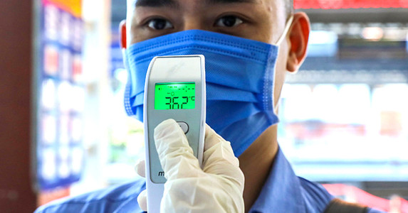 Những việc cần làm khi sốt, ho, đau họng