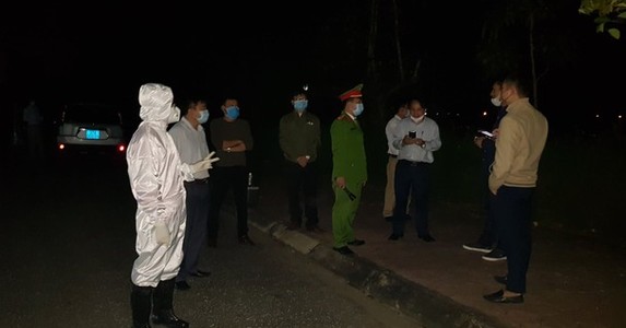 Nghệ An cách ly xe khách, lấy mẫu xét nghiệm người nghi nhiễm Covid-19 trở về từ vùng dịch