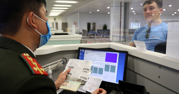 Cửa khẩu Nội Bài giải thích việc nhập cảnh của 'bệnh nhân 17'