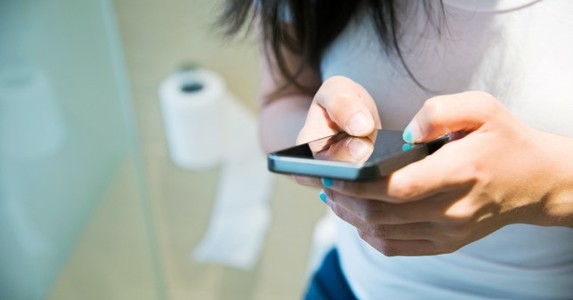 Thói quen dùng điện thoại khi đi vệ sinh khiến việc rửa tay phòng Covid-19 hóa thành công cốc