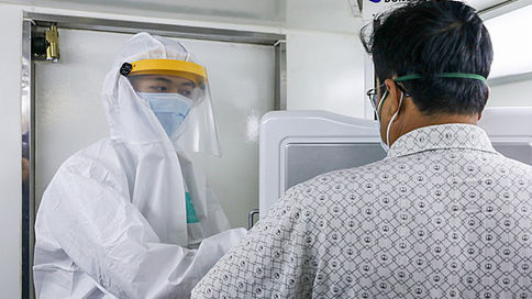 Bốn bệnh nhân Covid-19 xét nghiệm âm tính lần một