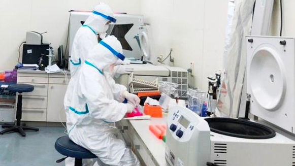 Vì sao nữ tiếp viên dương tính Covid-19 sau 8 ngày âm tính?