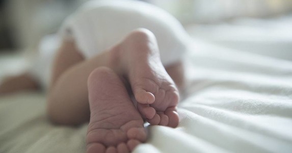 Trẻ sơ sinh dương tính với Covid-19 ngay khi chào đời ở Anh