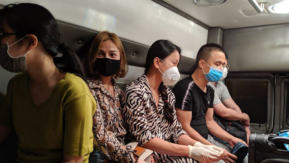 Tiếp viên Việt bật khóc khi đi cách ly