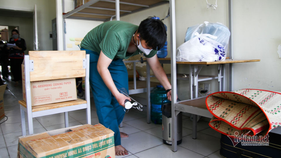 Bộ đội, dân quân dọn KTX sinh viên, chuẩn bị khu cách ly