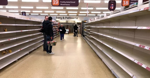 London giữa đại dịch, kệ siêu thị trống trơn, quán bar 'ních' người