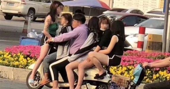 Bất chấp đại dịch Covid-19, công tử Trung Quốc kẹp 5 thiếu nữ trên xe