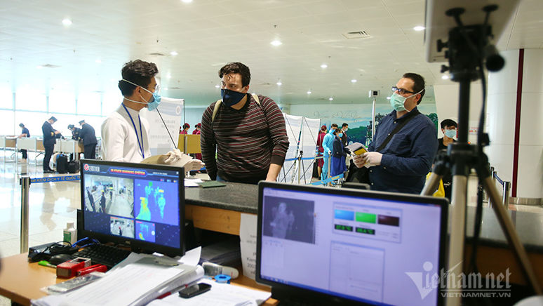 Tạm dừng nhập cảnh tất cả người nước ngoài từ 0h hôm nay