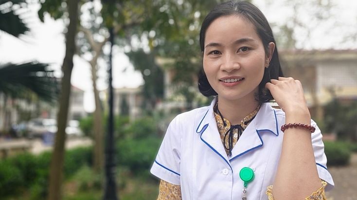 Bác sĩ cắt mái tóc dài để tránh lây nhiễm nCoV