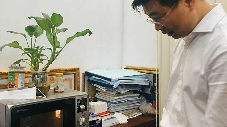 Khử khuẩn khẩu trang bằng lò vi sóng để tái sử dụng