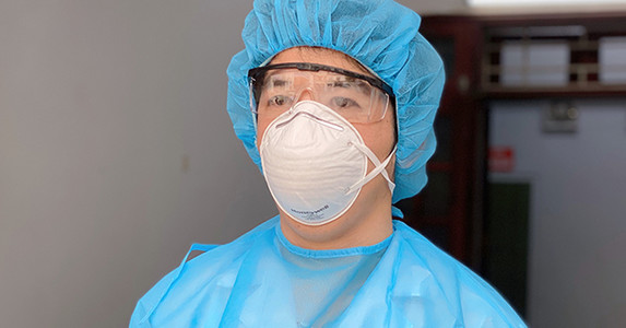 Bác sĩ 'gác cửa' sàng lọc bệnh nhân nghi nhiễm