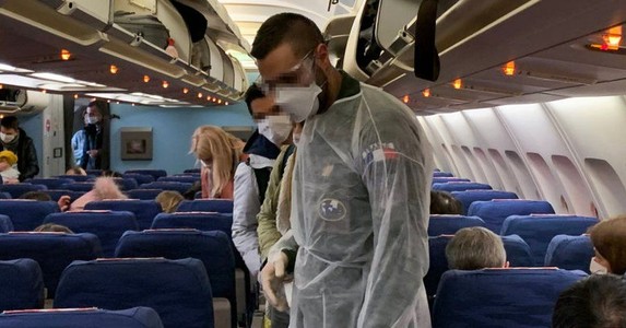 Người đi trên chuyến bay có nCoV cần làm gì?