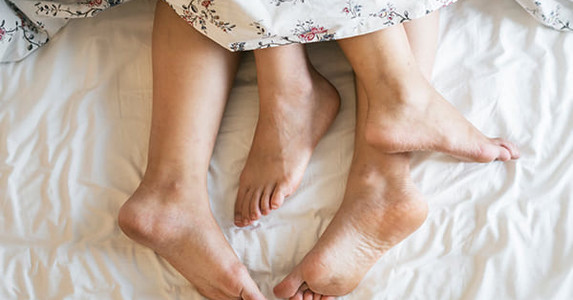 Làm "chuyện ấy" trong mùa dịch Covid-19 có an toàn?