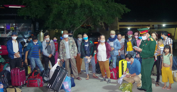 Lấy mẫu xét nghiệm tất cả người về từ Lào