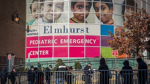 Bệnh viện Mỹ quá tải, bác sĩ cầu xin máy thở