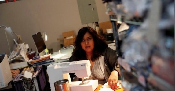 Hình ảnh dân Mỹ lấy máy khâu làm vũ khí chống Covid-19