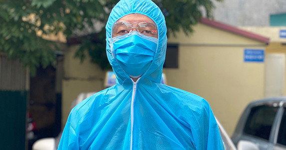 Bác sĩ 'đóng gói' những mẩu chuyện trong khu cách ly