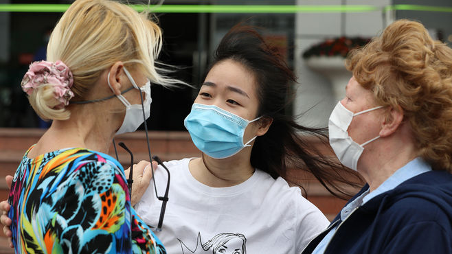 27 bệnh nhân ôm nhau khi rời khu cách ly