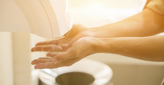 Sử dụng nhà vệ sinh công cộng trong mùa dịch Covid-19 phải chú ý 8 điểm này