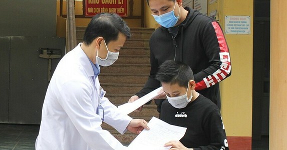 Mẹ bệnh nhi 11 tuổi: 'Sốc khi con dương tính nCoV'