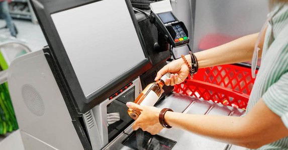 Sử dụng đúng cách máy tự thanh toán và màn hình cảm ứng nơi công cộng trong mùa dịch