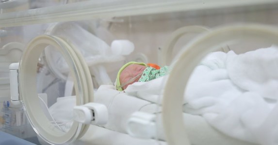 Phẫu thuật lấy thai cho sản phụ sinh ba tại khu cách ly