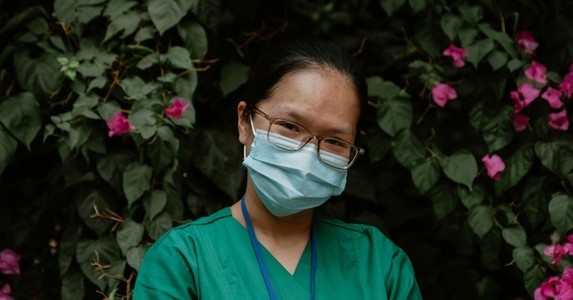 Nhân viên y tế trẻ trong dịch