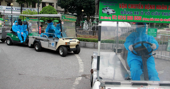 'Người vận chuyển' thầm lặng trong khu cách ly Bạch Mai