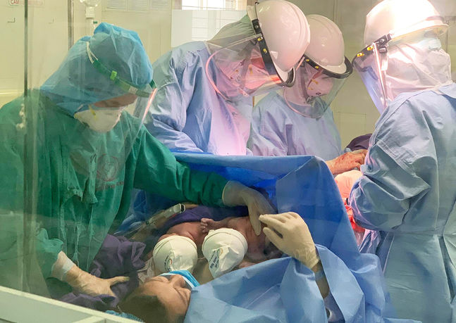 Cặp song sinh chào đời trong khu cách ly