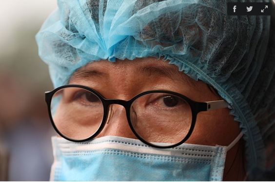 Bác sĩ bật khóc khi đồng nghiệp khỏi Covid-19