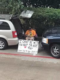 Cổ vũ vợ ung thư bên ngoài bệnh viện vì Covid-19