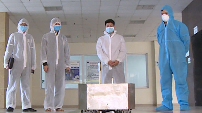 Kỹ sư Việt chế tạo robot lau sàn khử khuẩn buồng bệnh