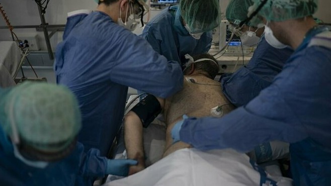 Vì sao bệnh nhân Covid-19 nặng được lật sấp?