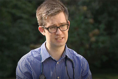 Bác sĩ Anh khóc vì đồng nghiệp chiếm một nửa số ca trong khu cấp cứu