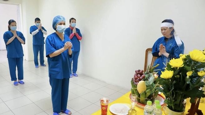 Nữ điều dưỡng chịu tang bố từ bệnh viện cách ly