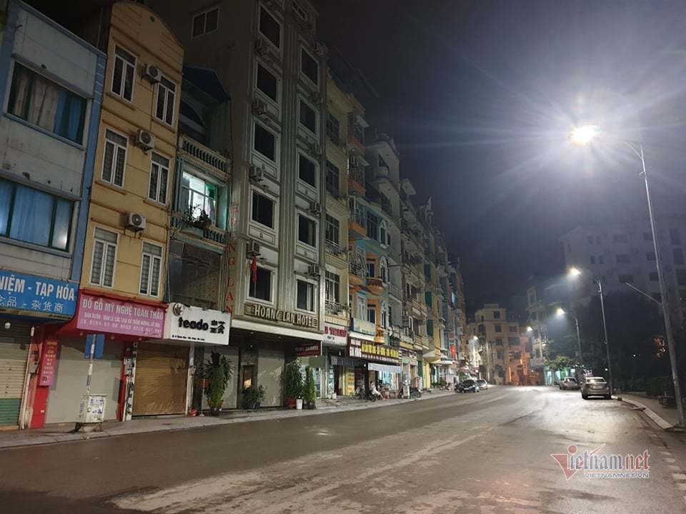 Đường vắng hoe ng&agrave;y c&aacute;ch ly 'giai đoạn 2', kể cả nơi nguy cơ thấp