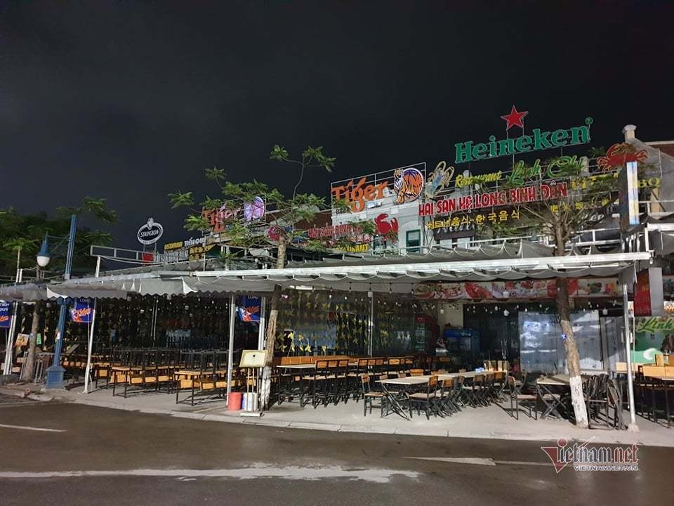 Đường vắng hoe ng&agrave;y c&aacute;ch ly 'giai đoạn 2', kể cả nơi nguy cơ thấp