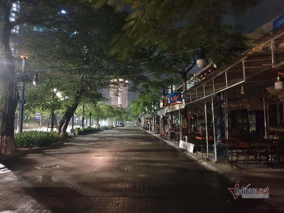 Đường vắng hoe ng&agrave;y c&aacute;ch ly 'giai đoạn 2', kể cả nơi nguy cơ thấp