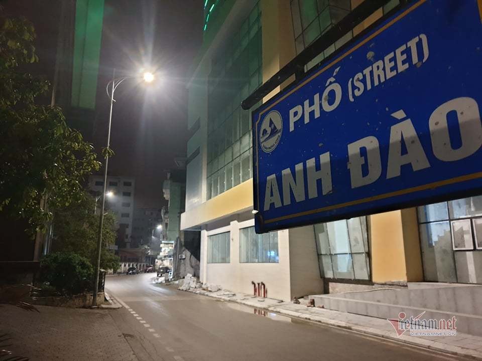 Đường vắng hoe ng&agrave;y c&aacute;ch ly 'giai đoạn 2', kể cả nơi nguy cơ thấp