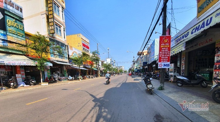 Đường vắng hoe ng&agrave;y c&aacute;ch ly 'giai đoạn 2', kể cả nơi nguy cơ thấp