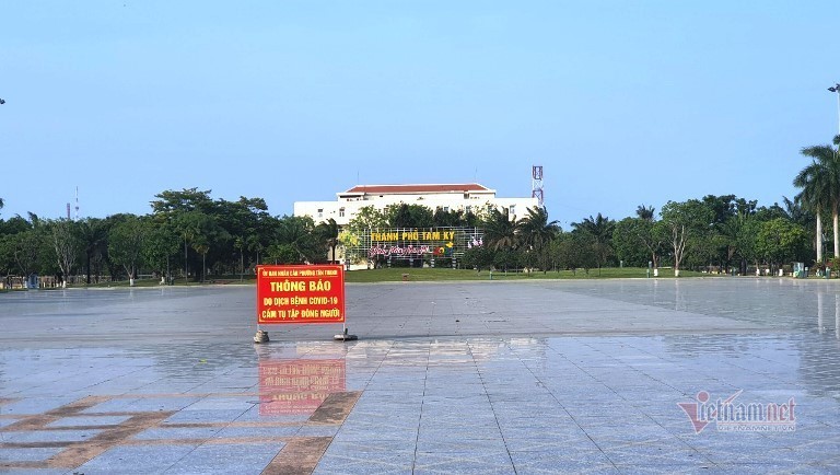 Đường vắng hoe ng&agrave;y c&aacute;ch ly 'giai đoạn 2', kể cả nơi nguy cơ thấp