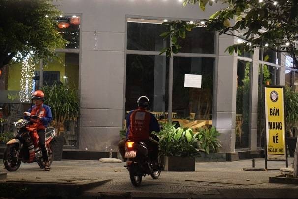 Đường vắng hoe ng&agrave;y c&aacute;ch ly 'giai đoạn 2', kể cả nơi nguy cơ thấp