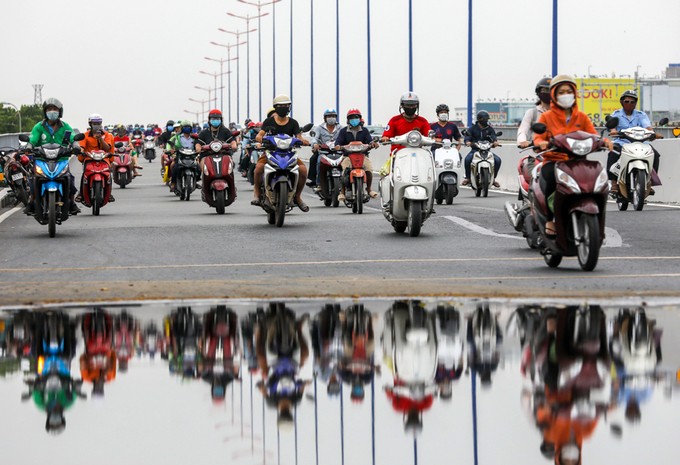 Người dân chạy trên cầu Sài Gòn hôm 13/4. Ảnh: Quỳnh Trần.