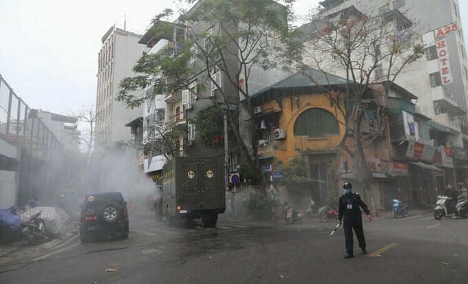 Một đoạn đường phố Trúc Bạch được khử trùng sau khi phát hiện bệnh nhân dương tính với Covid-19, ngày 7/3. Ảnh: Chine Nouvelle/Sipa.